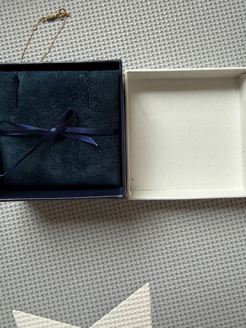 AHKAH ゴールドアルファベットRネックレス