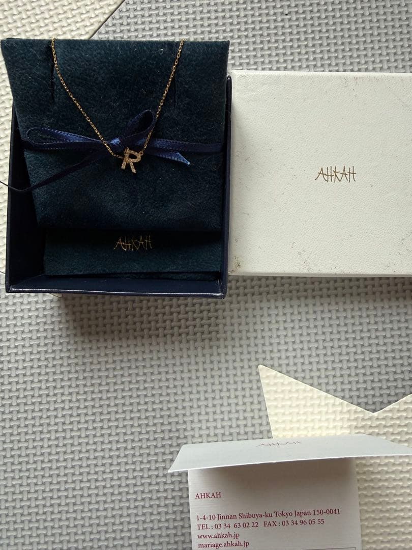 AHKAH ゴールドアルファベットRネックレス