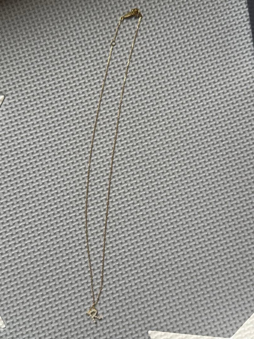 AHKAH ゴールドアルファベットRネックレス