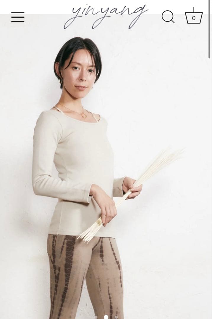 新品未使用　インヤンヨガ　オープンバックロングスリーブ