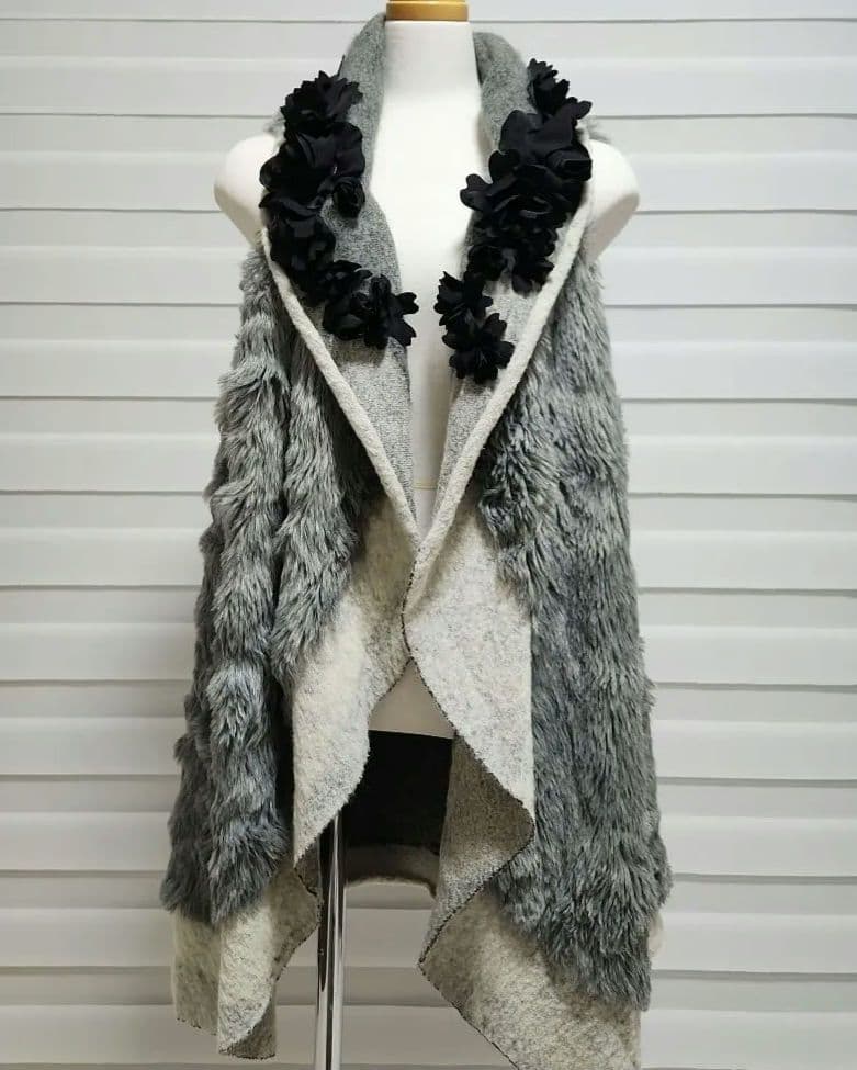 さえらレインダンス ジュリアのフラワーモチーフが豪華でかわいい暖かいベスト