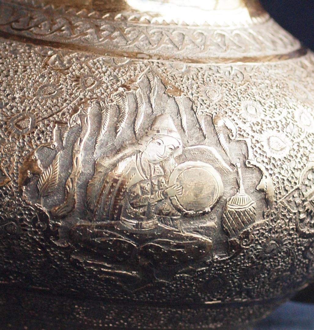 1970年央制作、イラン伝統彫金細工が楽器を奏でる人や花を刻む銀製ティーポット