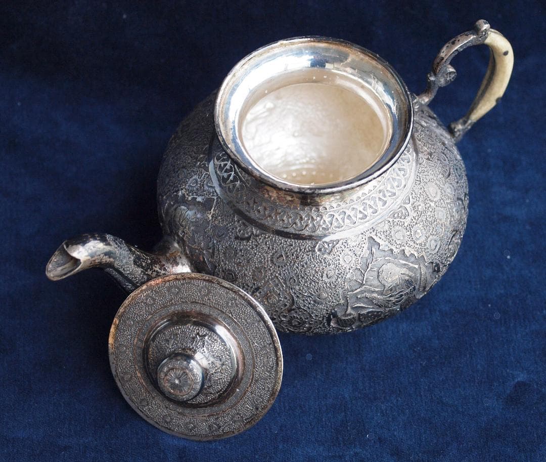 1970年央制作、イラン伝統彫金細工が楽器を奏でる人や花を刻む銀製ティーポット