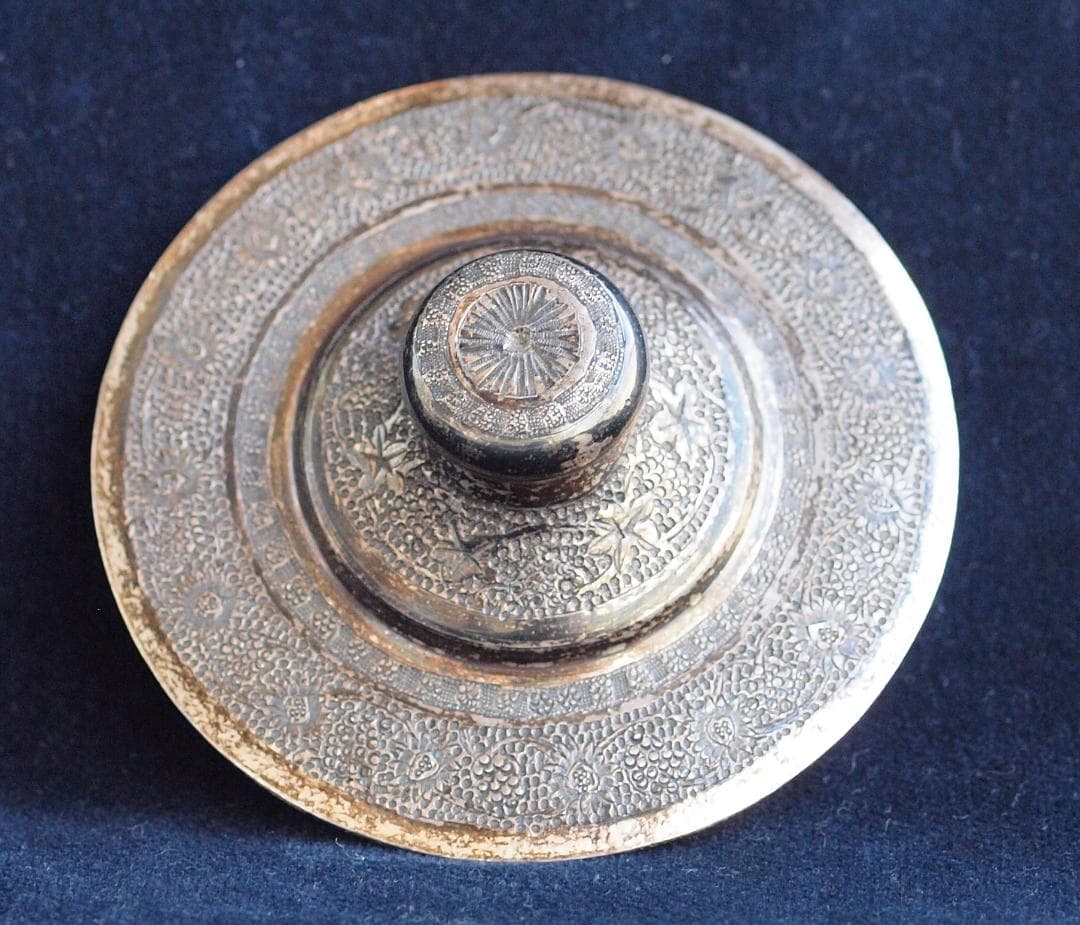 1970年央制作、イラン伝統彫金細工が楽器を奏でる人や花を刻む銀製ティーポット