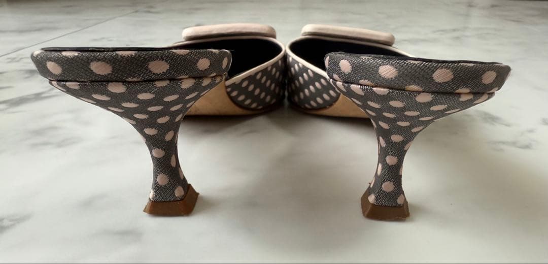 マノロブラニク メイセール ドット ミュール サンダル 37