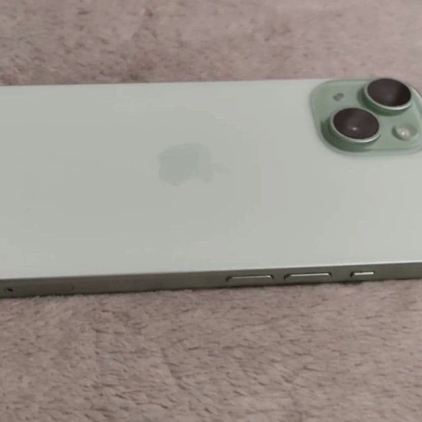 Apple iPhone 15 ミッドナイトグリーン 本体