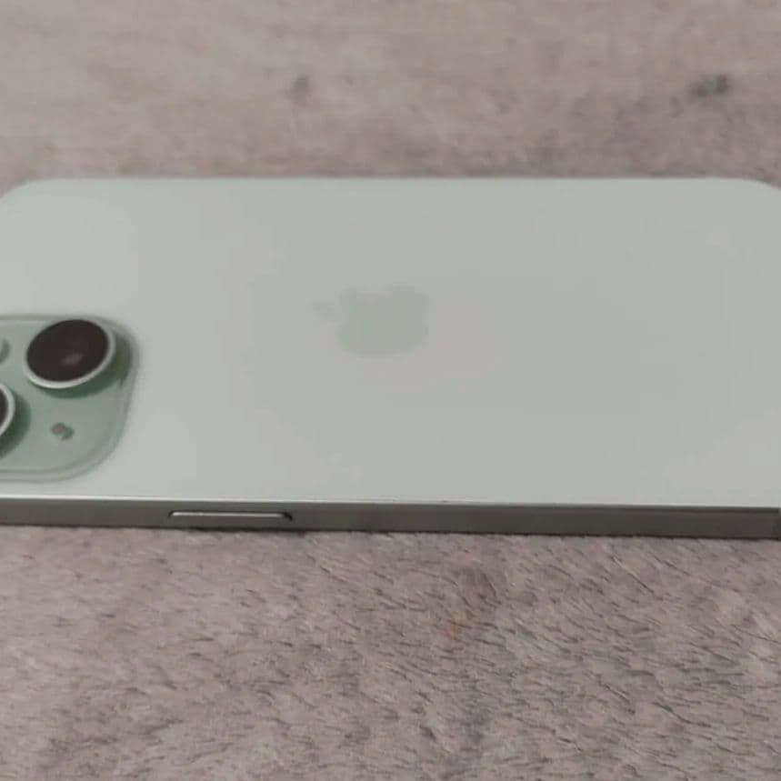 Apple iPhone 15 ミッドナイトグリーン 本体