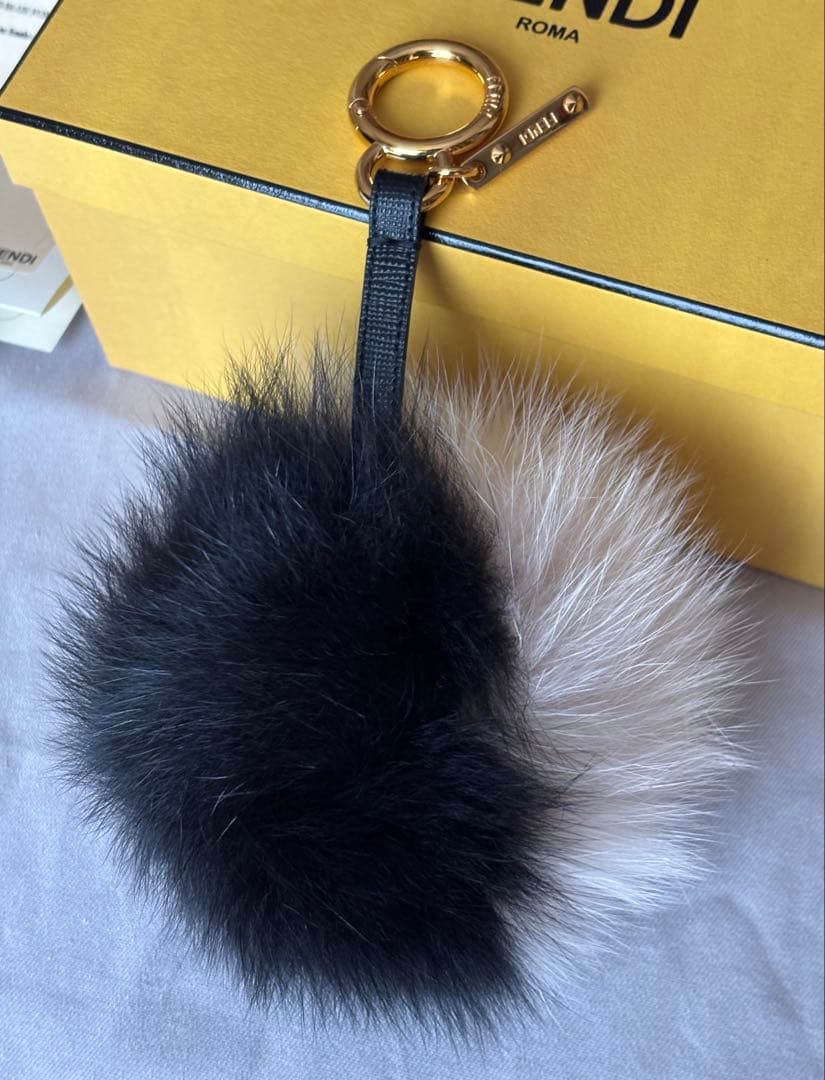 FENDI ポンポン チャーム ブラック/ホワイト