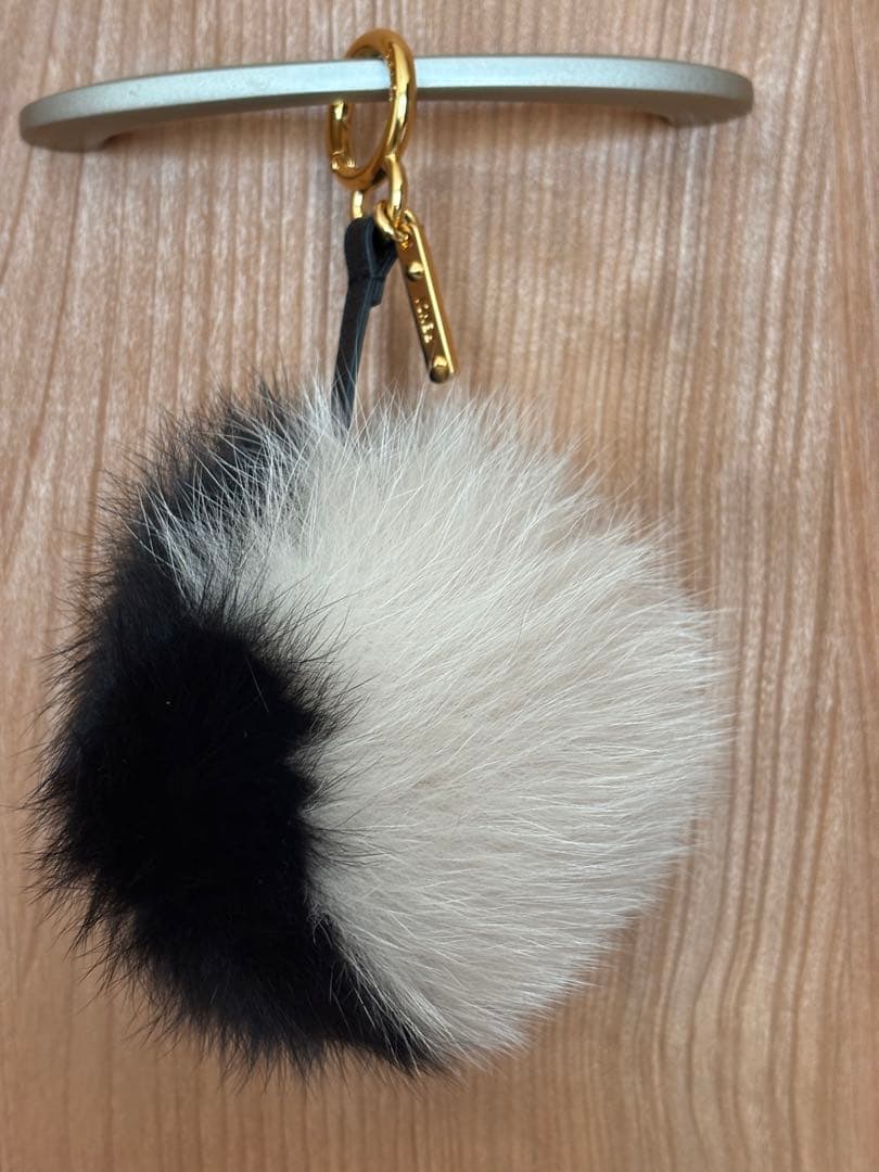 FENDI ポンポン チャーム ブラック/ホワイト