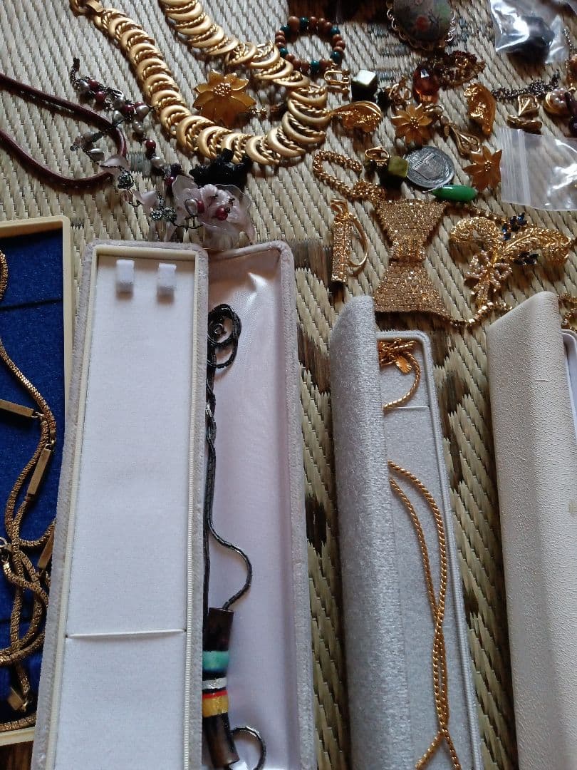 祖母の、遺品 ゴールドチェーンネックレス、ケース付き 数百種類