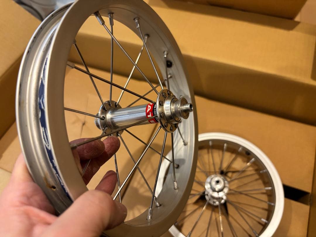 ストライダー　レーシングホイール2本　DADDYLAB 本箱あり