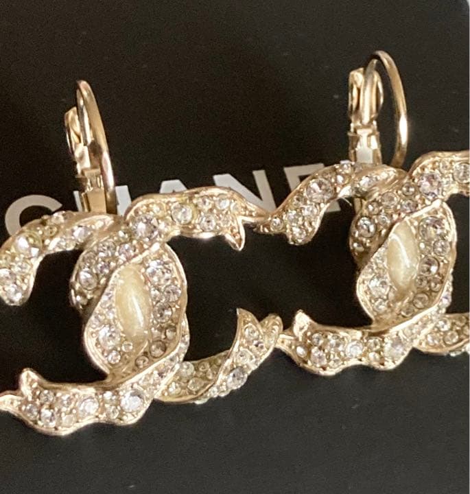 シャネル❤️2018xmas限定❤️3Dリボンロゴ❤️揺れるピアス