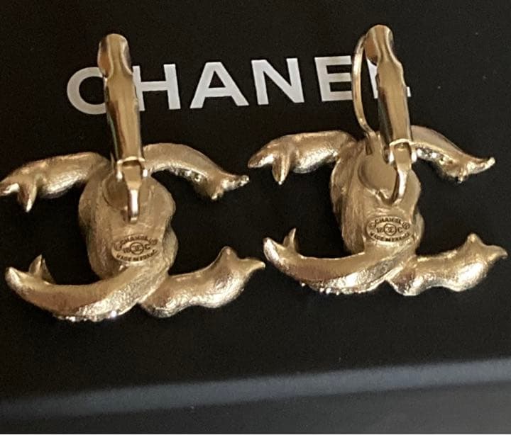 シャネル❤️2018xmas限定❤️3Dリボンロゴ❤️揺れるピアス