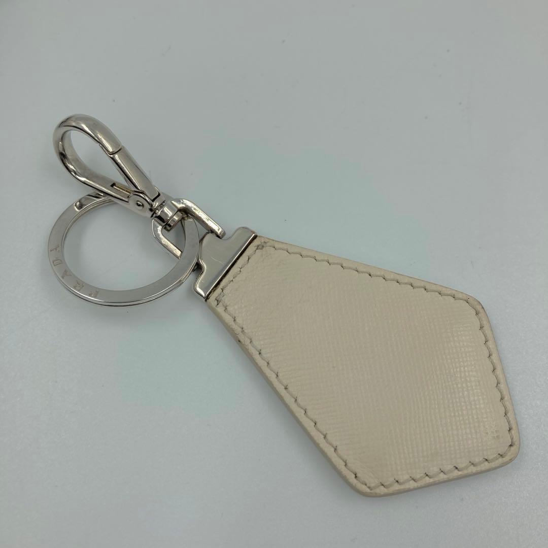 美品】プラダ キーリング キーホルダー 三角ロゴ ホワイト レザー