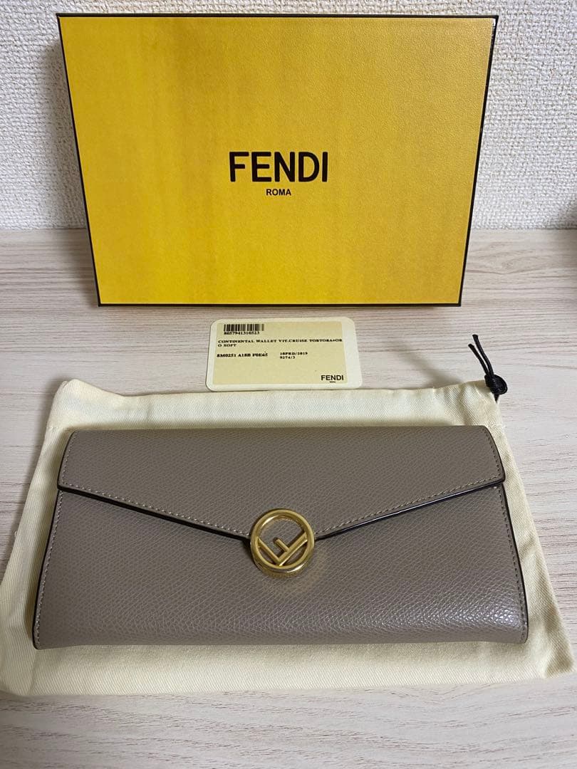 【美品】FENDI エフ イズ フェンディ レザー 二つ折り長財布