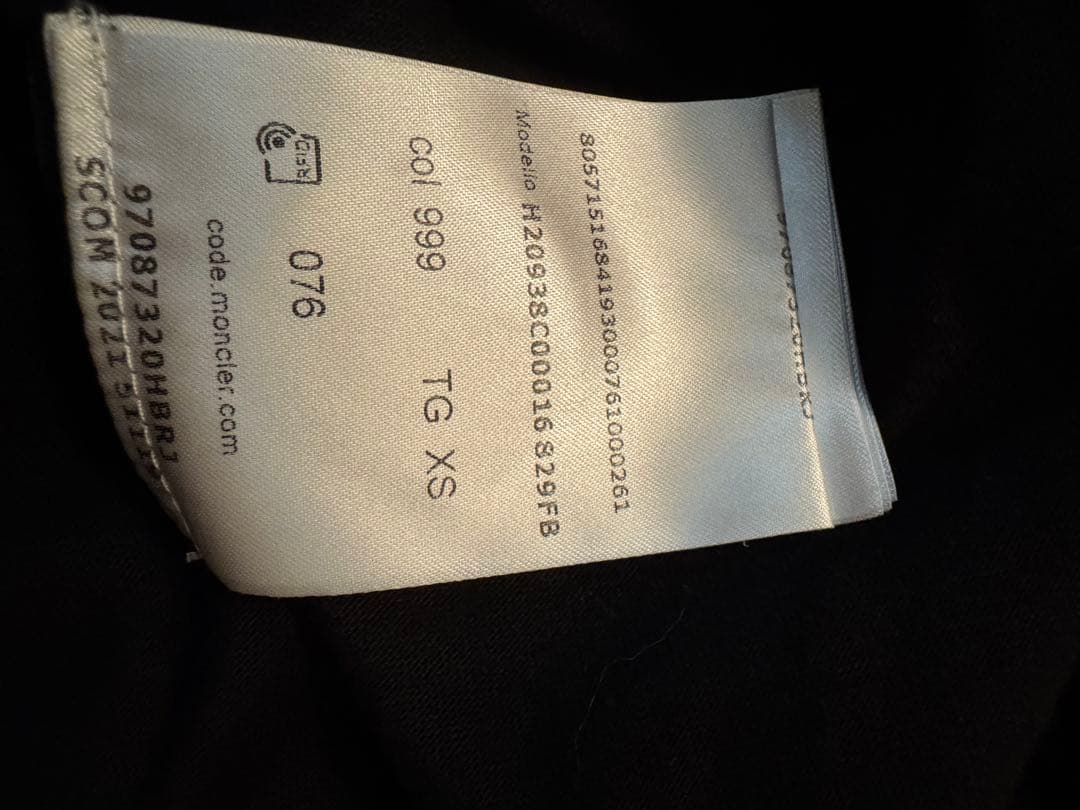 MONCLERモンクレール　ブラック　レディースロゴTシャツ