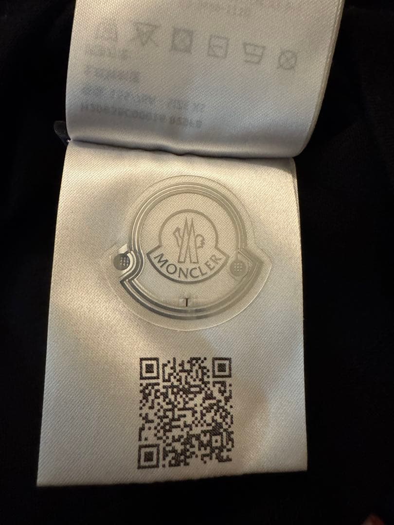 MONCLERモンクレール　ブラック　レディースロゴTシャツ