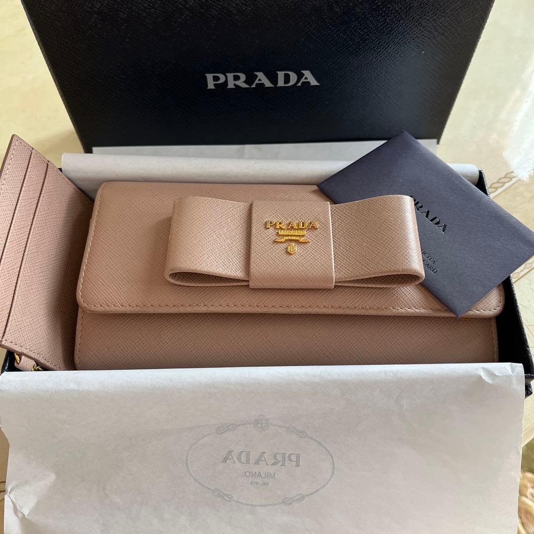 あけみ♡ PRADA リボン付き長財布 ベージュ