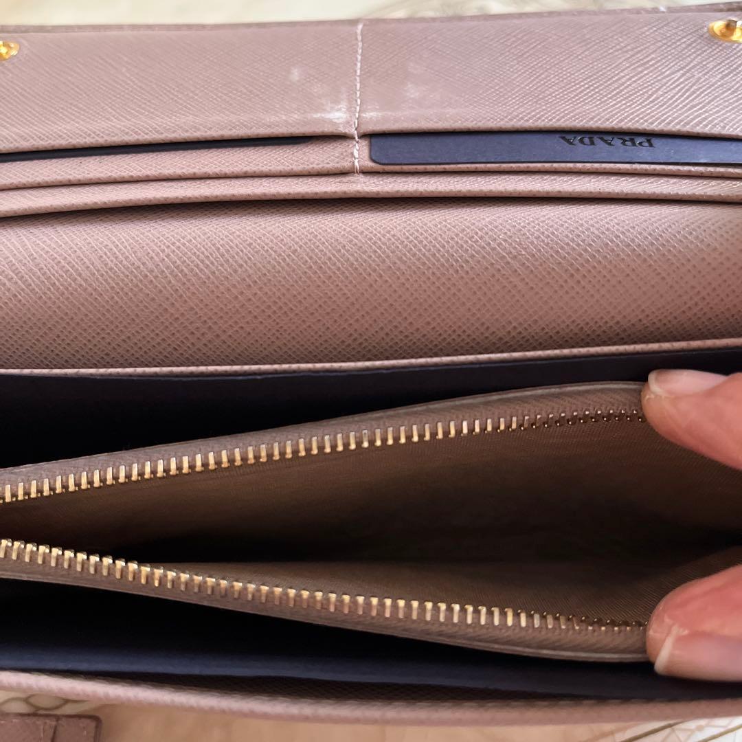 あけみ♡ PRADA リボン付き長財布 ベージュ