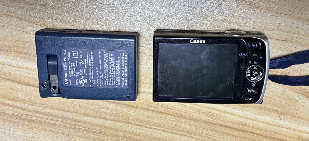 Canon IXY コンパクトデジタルカメラ 本体と充電器