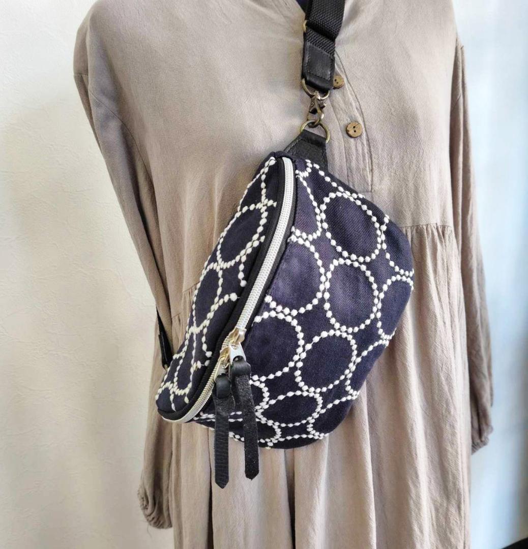 ミナペルホネン/tambourine タンバリンネイビー×白/ボディーバッグ黒
