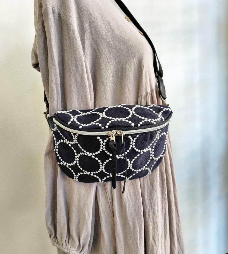 ミナペルホネン/tambourine タンバリンネイビー×白/ボディーバッグ黒