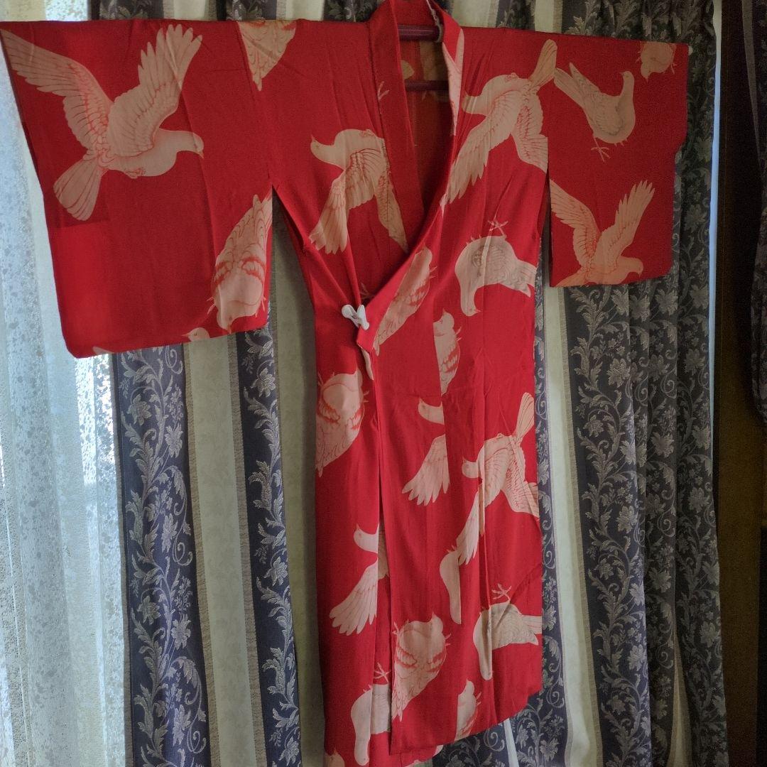 ぽ*ょ様 超珍品　正絹　超珍品極細縮緬　 赤地可愛い鳩沢山　長襦袢