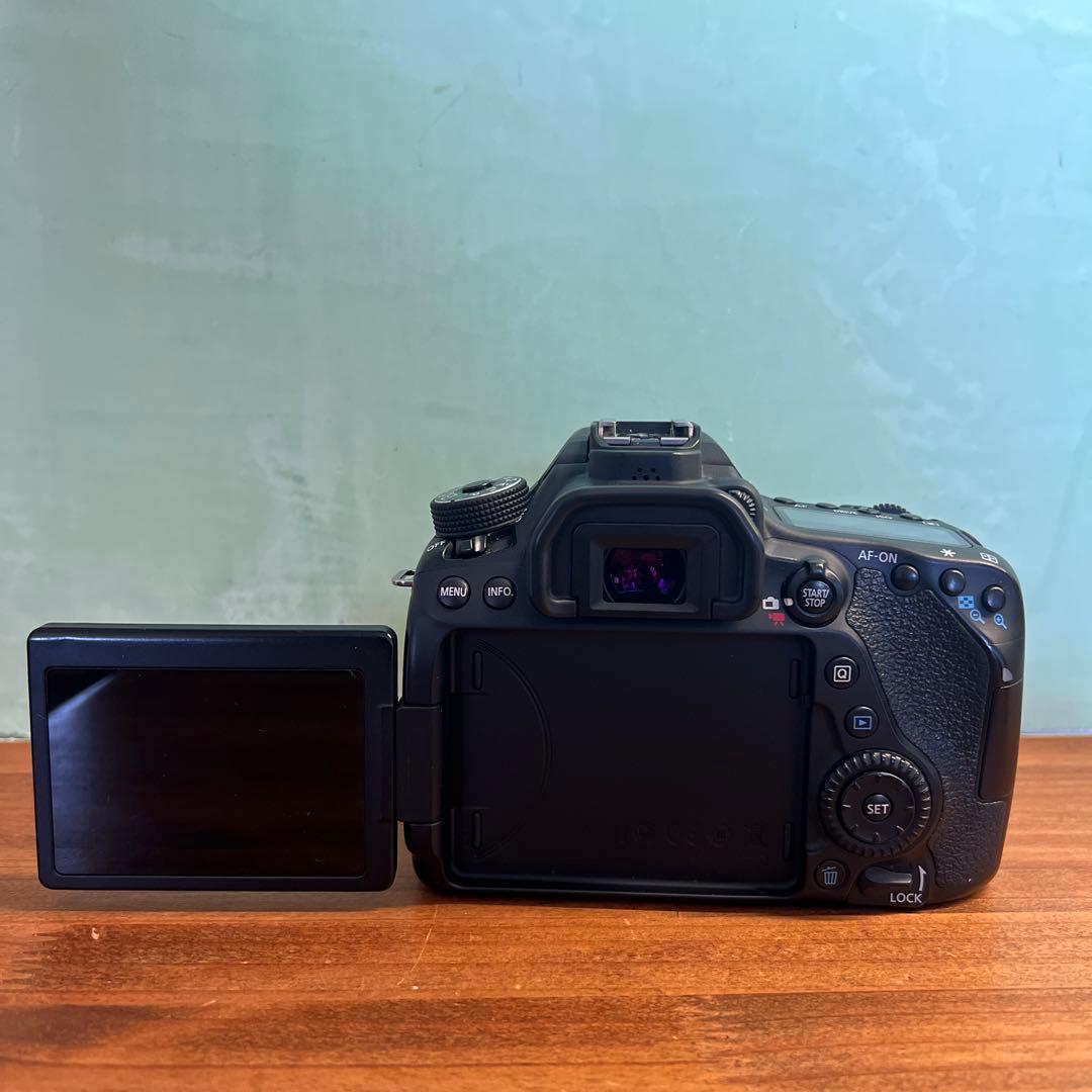 Canon EOS 80Dデジタル一眼レフカメラ・標準ズームレンズ＆単焦点レンズ