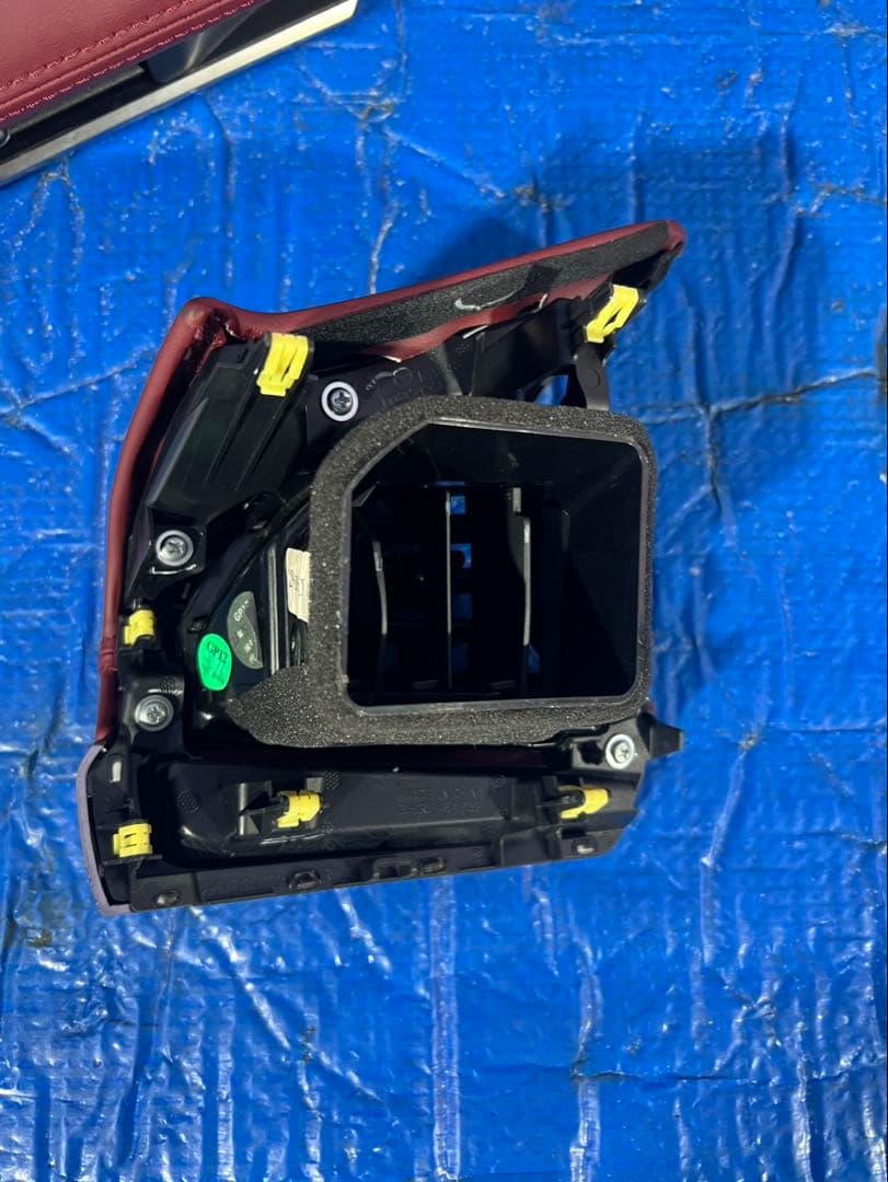 マツダ3 BPFJ3R エアコン吹き出しパネル　赤　※フォロー割OK