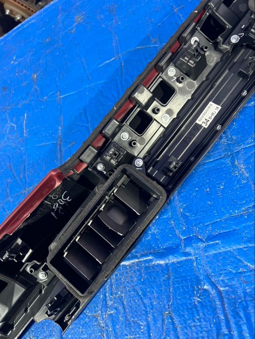 マツダ3 BPFJ3R エアコン吹き出しパネル　赤　※フォロー割OK