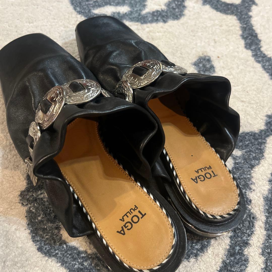 TOGA PULLA ブラックサンダル