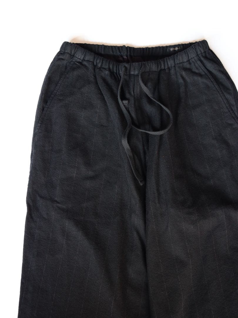 COMOLI / ストライプテーパードパンツ