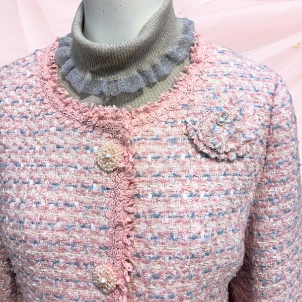 ピンク ツイード 丸首 ジャケット 長袖 花型 ブローチ付き スーパービューティ