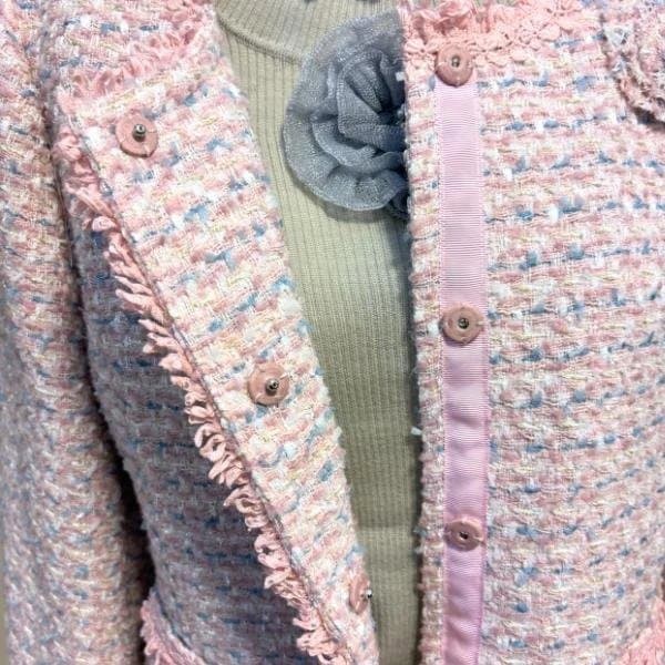 ピンク ツイード 丸首 ジャケット 長袖 花型 ブローチ付き スーパービューティ