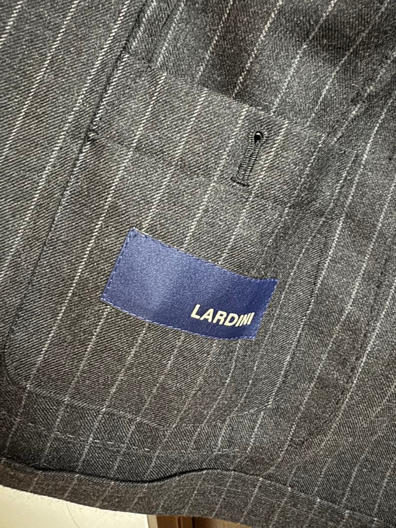 LARDINI ストライプスーツ ダークグレー