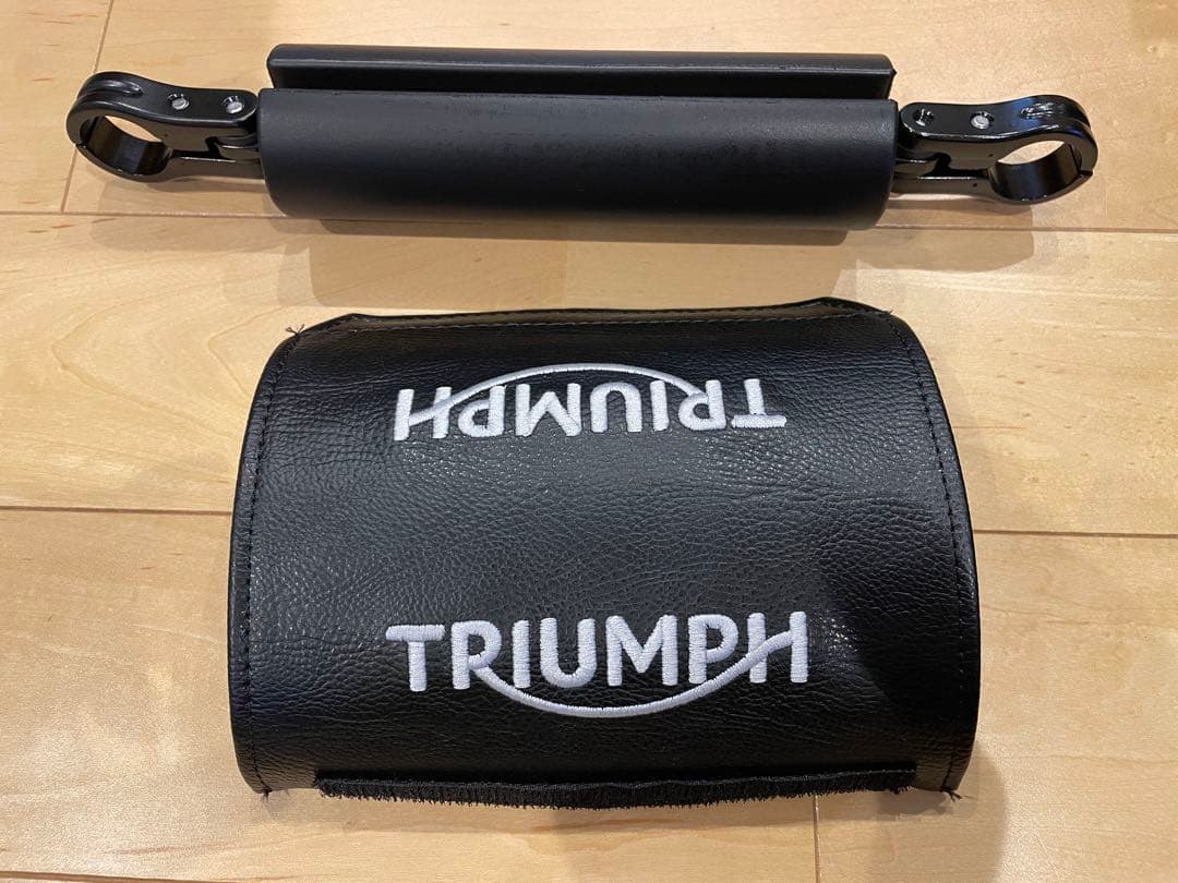 トライアンフ スクランブラー900パッド付きハンドルバーブレース（ブラック）