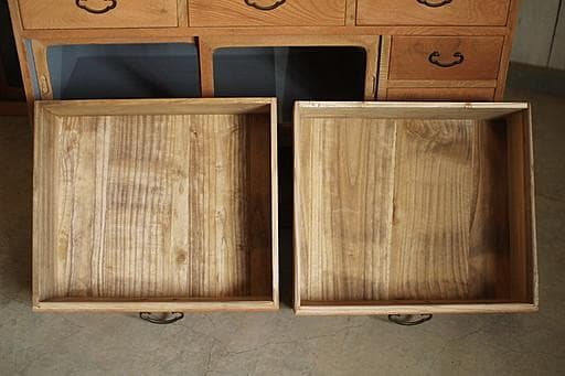 古い木枠のガラス戸棚　木製引き出し8杯