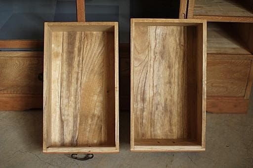 古い木枠のガラス戸棚　木製引き出し8杯