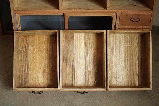 古い木枠のガラス戸棚　木製引き出し8杯