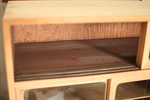 古い木枠のガラス戸棚　木製引き出し8杯