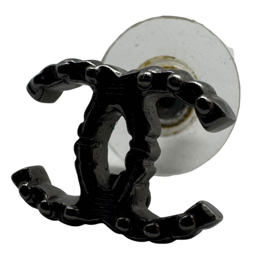 CHANEL ブラック ロゴ ピアス　12A 片方のみ