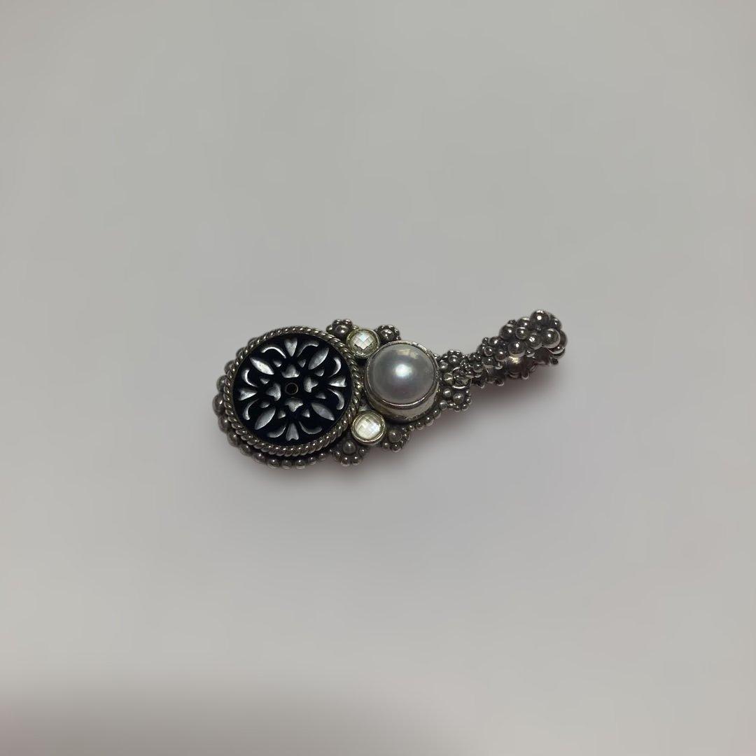 スティーブンデュエッグ　花模様のメタルチャーム