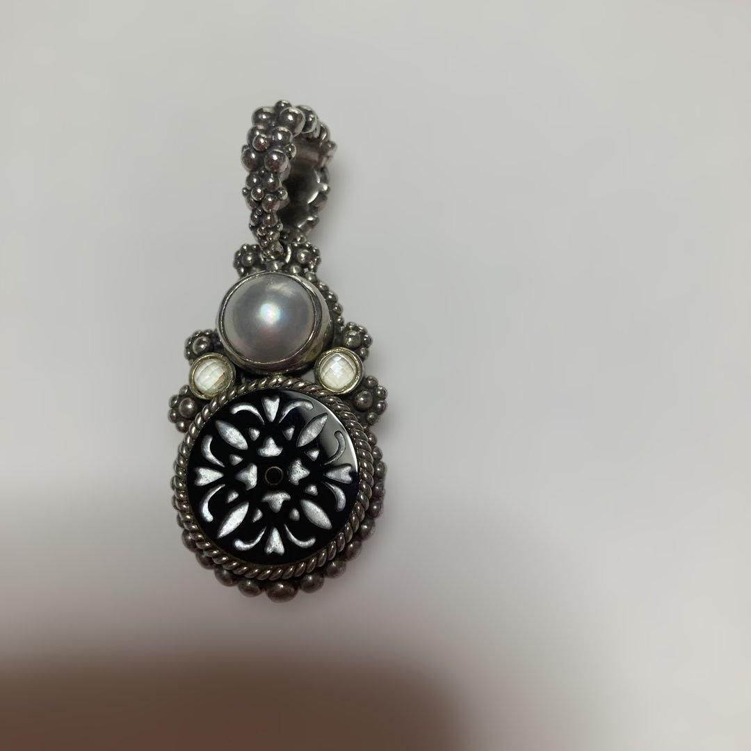 スティーブンデュエッグ　花模様のメタルチャーム