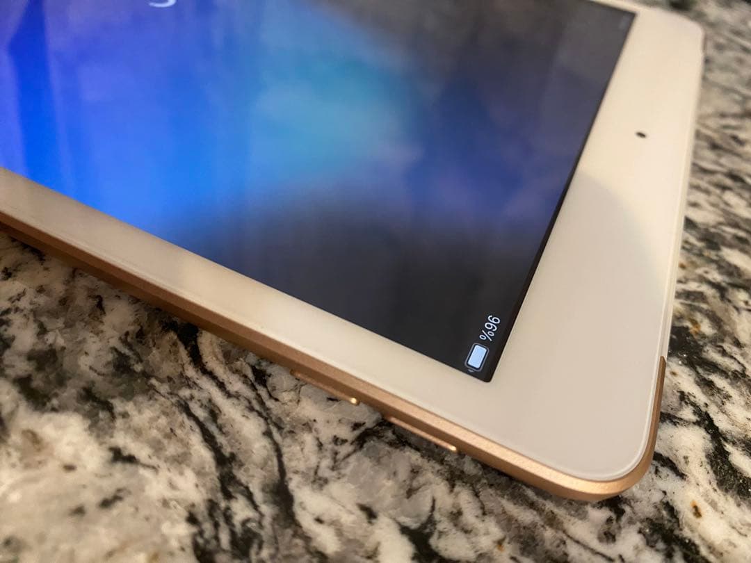 Apple iPad 第7世代（32GB・Wi-Fi+Cellularゴールド）