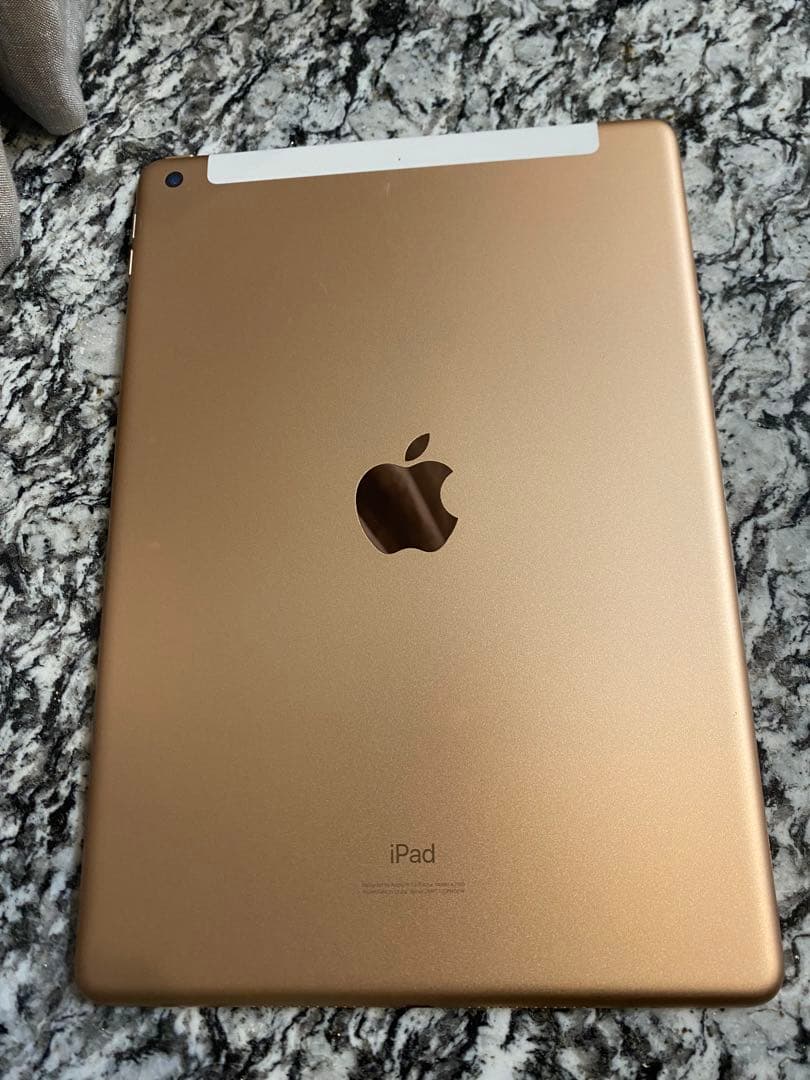 Apple iPad 第7世代（32GB・Wi-Fi+Cellularゴールド）