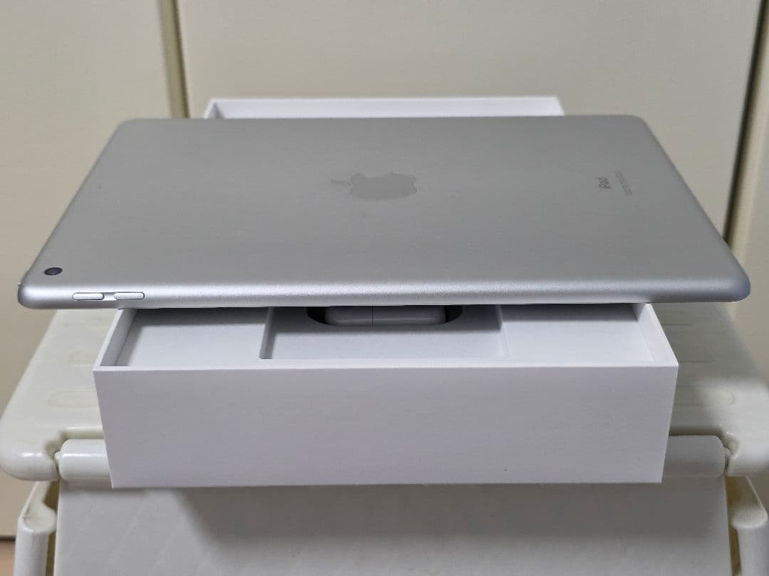 iPad 第7世代 シルバー 32GB Wi-Fiモデル MW752J/A