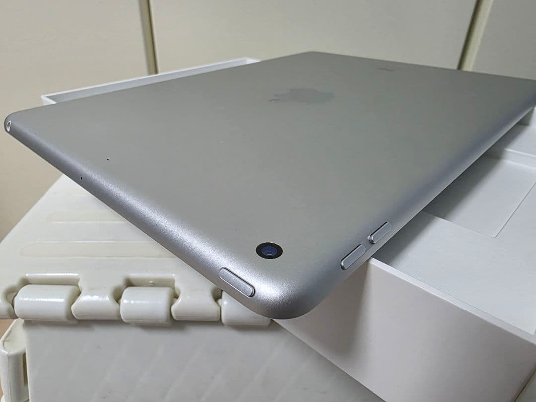 iPad 第7世代 シルバー 32GB Wi-Fiモデル MW752J/A