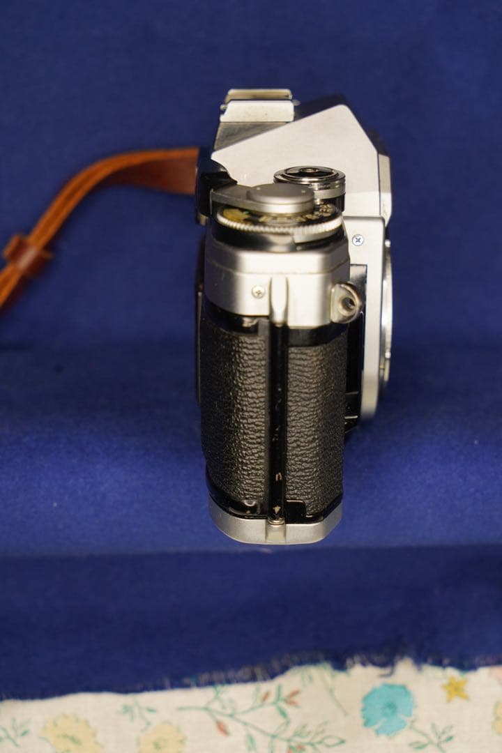 Canon AE-1 ￼ボディとストラップのみ