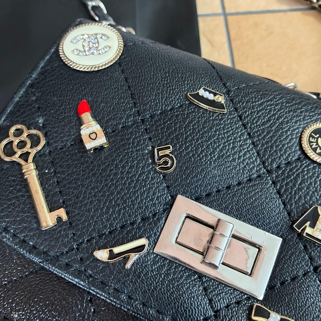 美品CHANEL ノベルティブラック ショルダーバッグ 装飾付き！