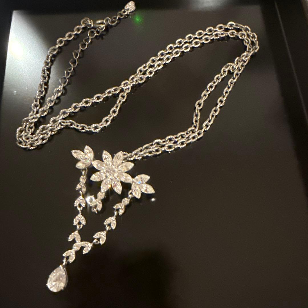 フォクシー花モチーフ ロングネックレス、ブローチ